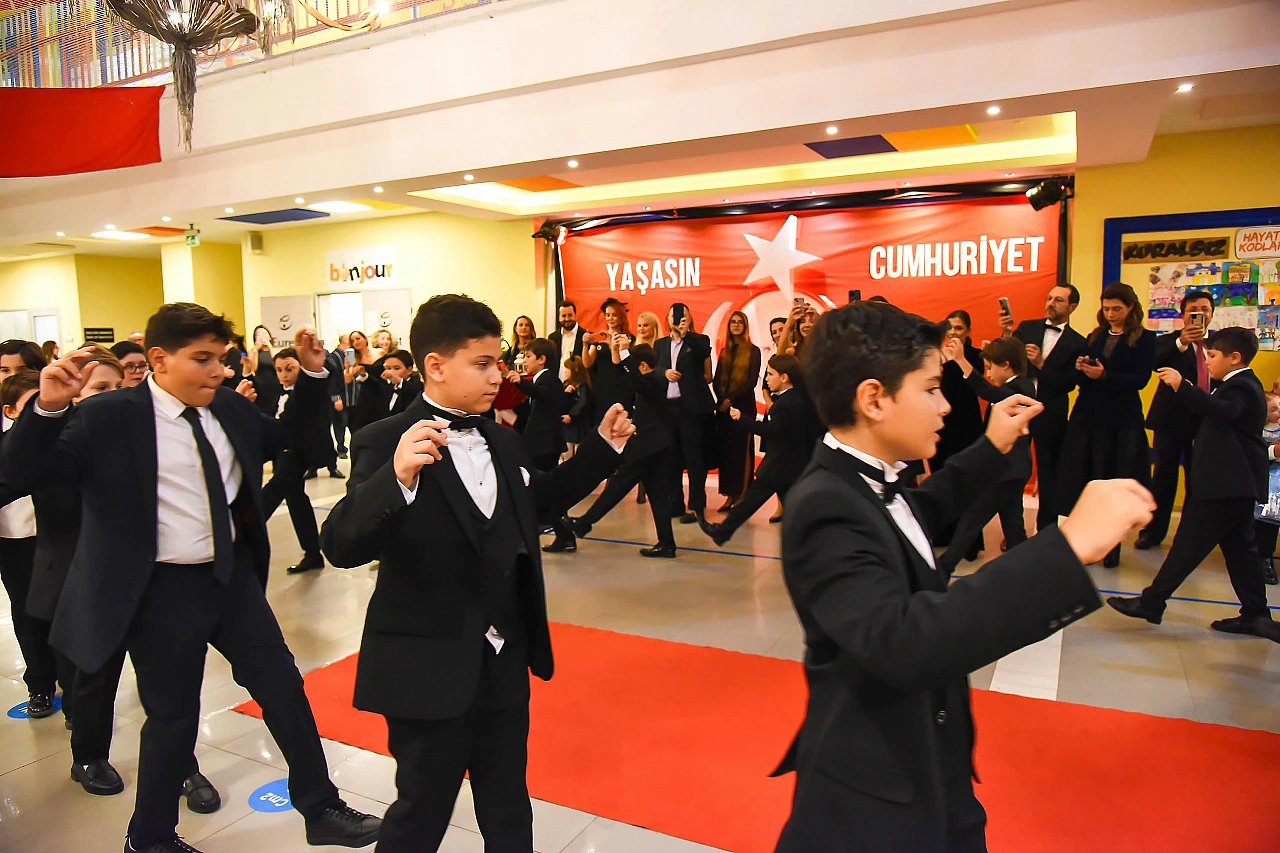 Cumhuriyet'in çınarları özel Piri Reis okullarının Ggeleneksel Cumhuriyet balosunda buluştu