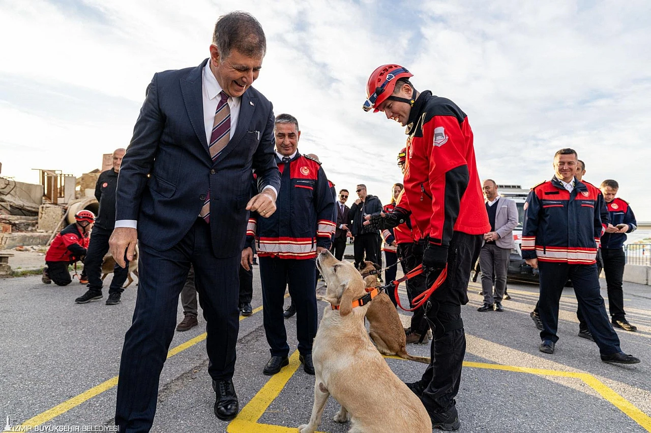 İzmir'in yeni itfaiye nemurları göreve başladı