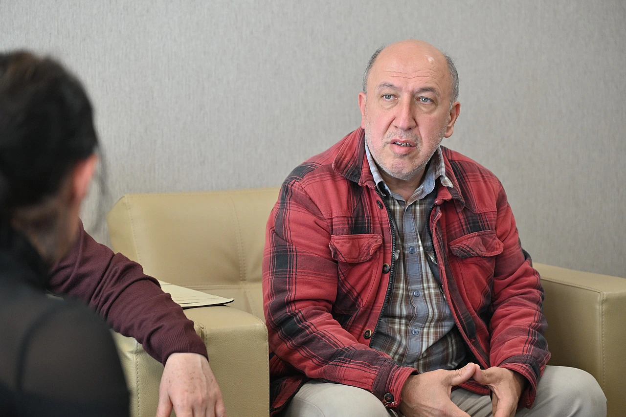 Manisa'da kaybolan Alzheimer hastasına 'Ben Buradayım' takip bilekliği teslim edildi