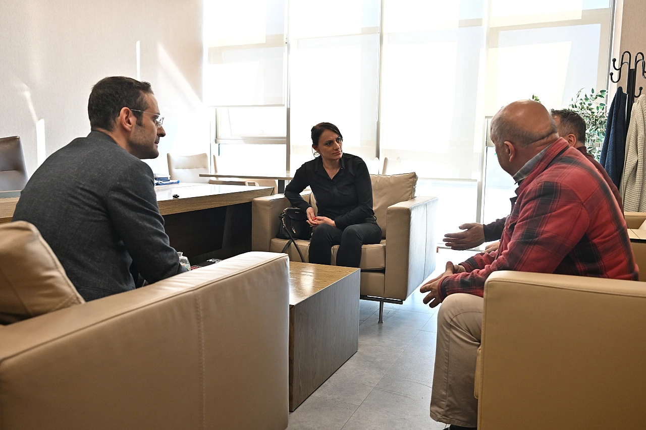 Manisa'da kaybolan Alzheimer hastasına 'Ben Buradayım' takip bilekliği teslim edildi