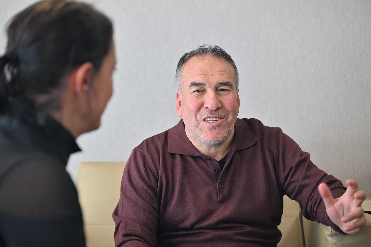 Manisa'da kaybolan Alzheimer hastasına 'Ben Buradayım' takip bilekliği teslim edildi