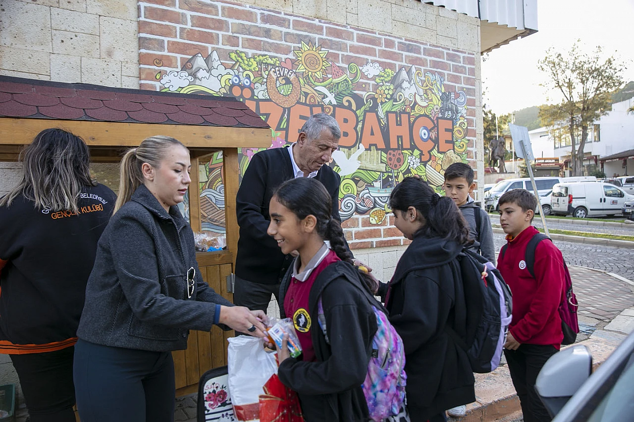 Çiftçinin mandalinası dalında kaldı, belediye topladı halka ücretsiz dağıttı