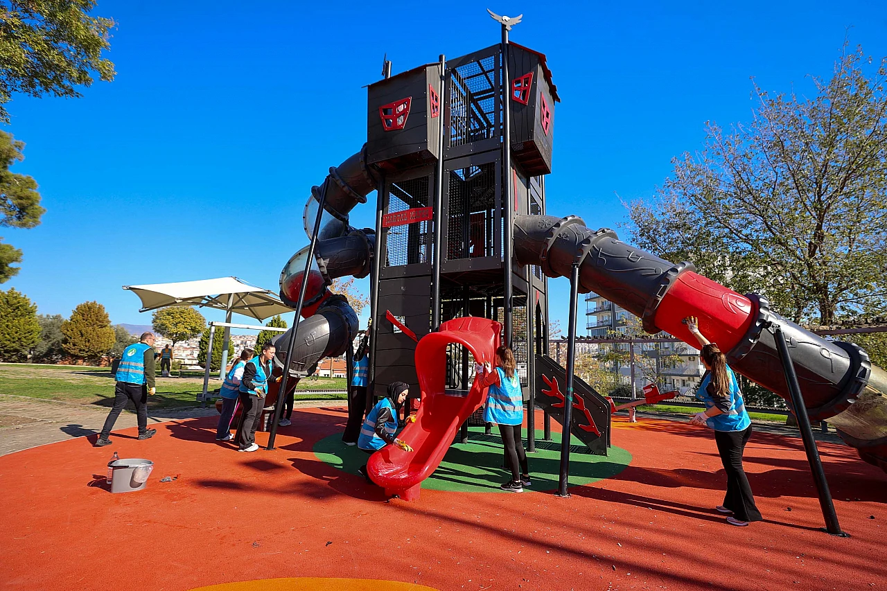 İzmirli gönüllüler doğa için el ele verdi
