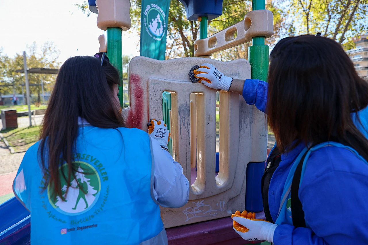 İzmirli gönüllüler doğa için el ele verdi