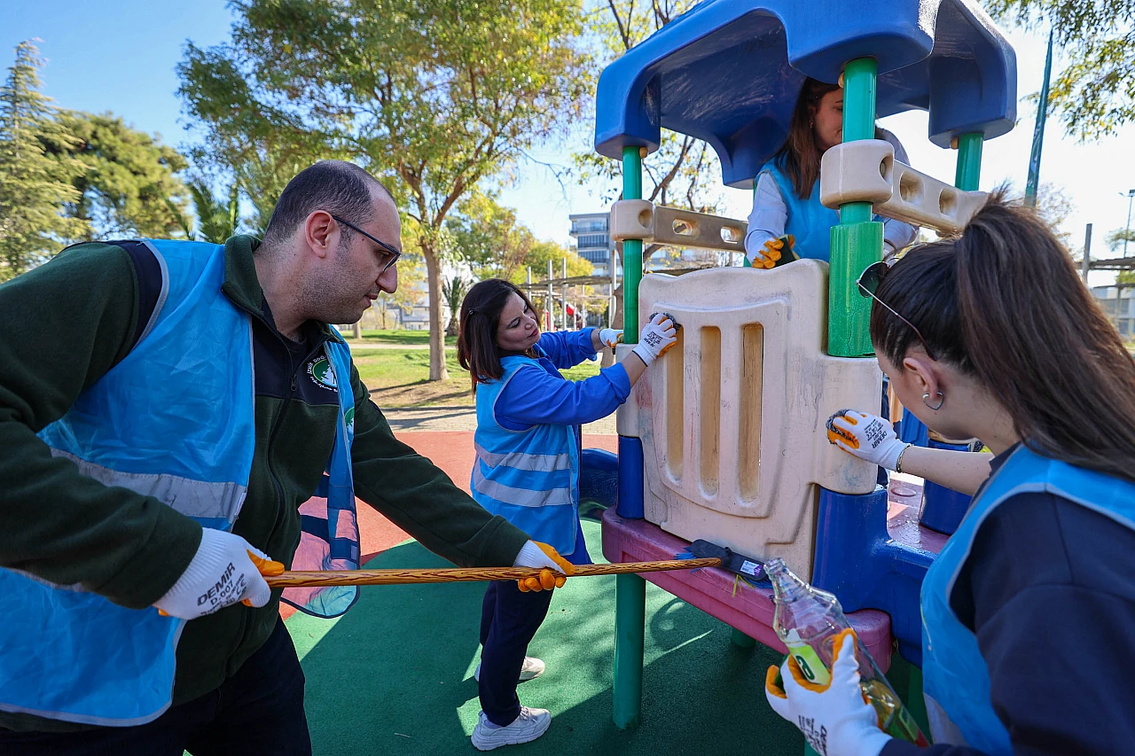 İzmirli gönüllüler doğa için el ele verdi