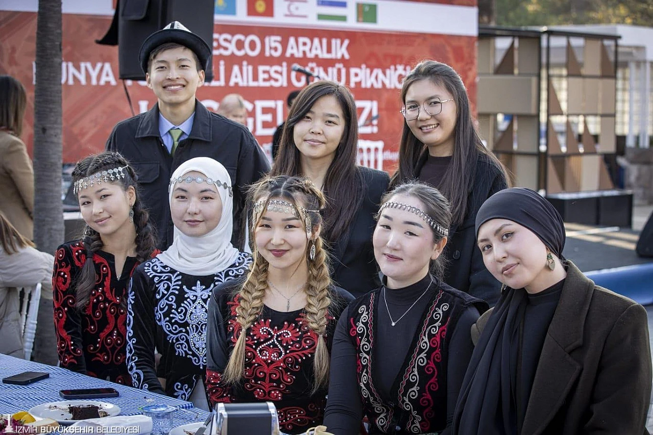 Başkan Tugay, Dünya Türk Dili Ailesi Günü'nü öğrencilerle kutladı