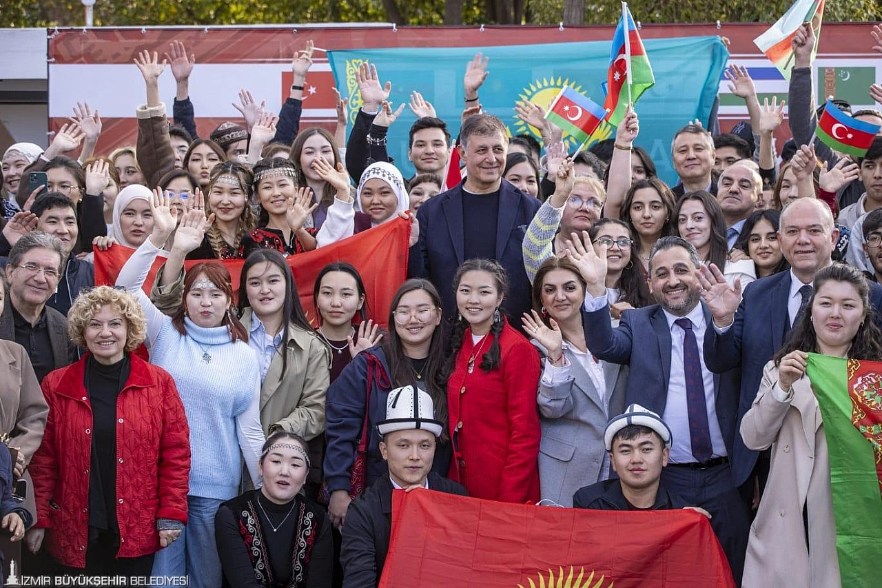 Başkan Tugay, Dünya Türk Dili Ailesi Günü'nü öğrencilerle kutladı