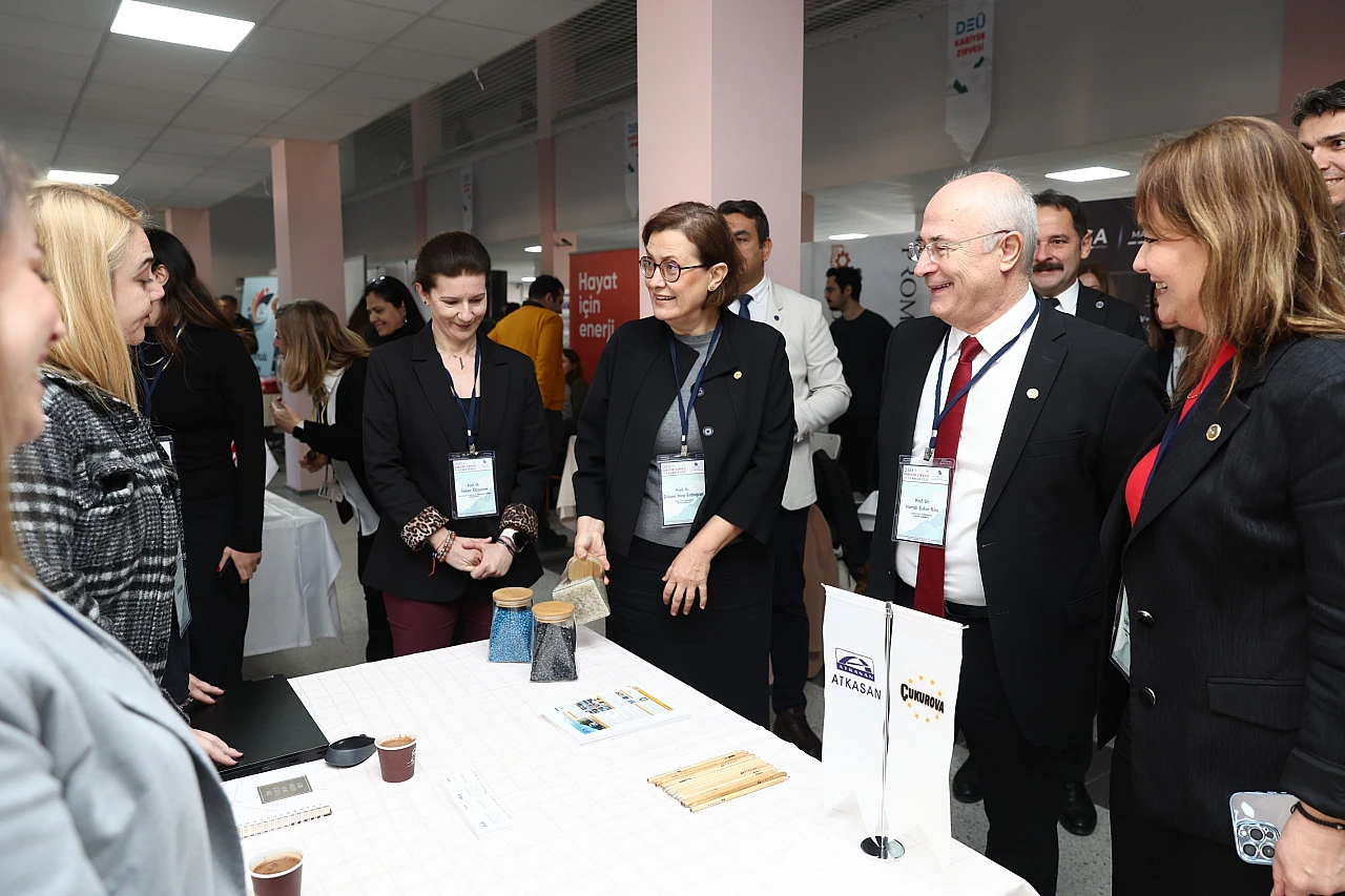 DEÜ kariyer zirvesi 2025 başladı: Öğrenciler sektörle buluştu