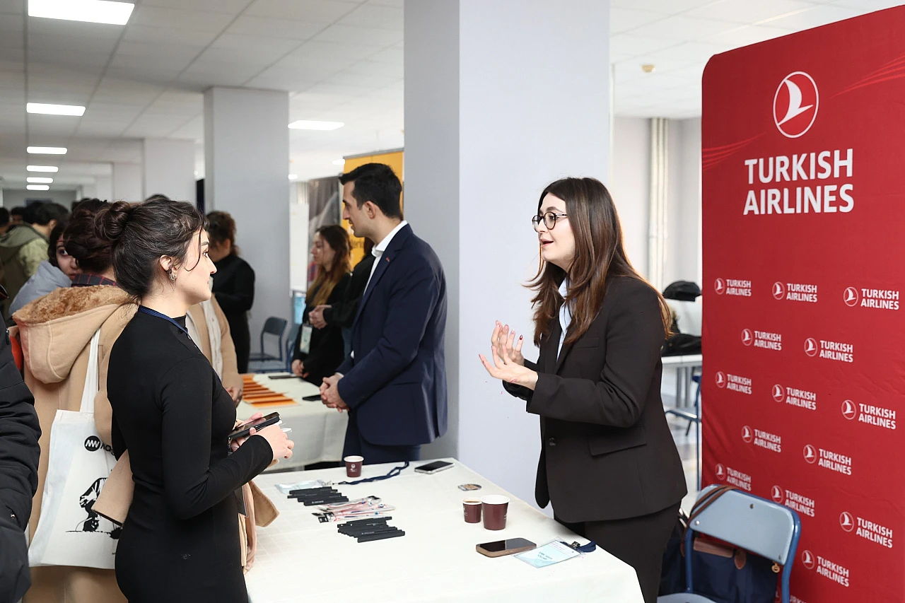 DEÜ kariyer zirvesi 2025 başladı: Öğrenciler sektörle buluştu