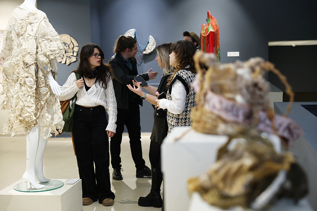 '50. Yılda Tekstilde Yeni Vizyonlar' sergisi ve Cengiz Çekil paneli sanatseverlerle buluştu