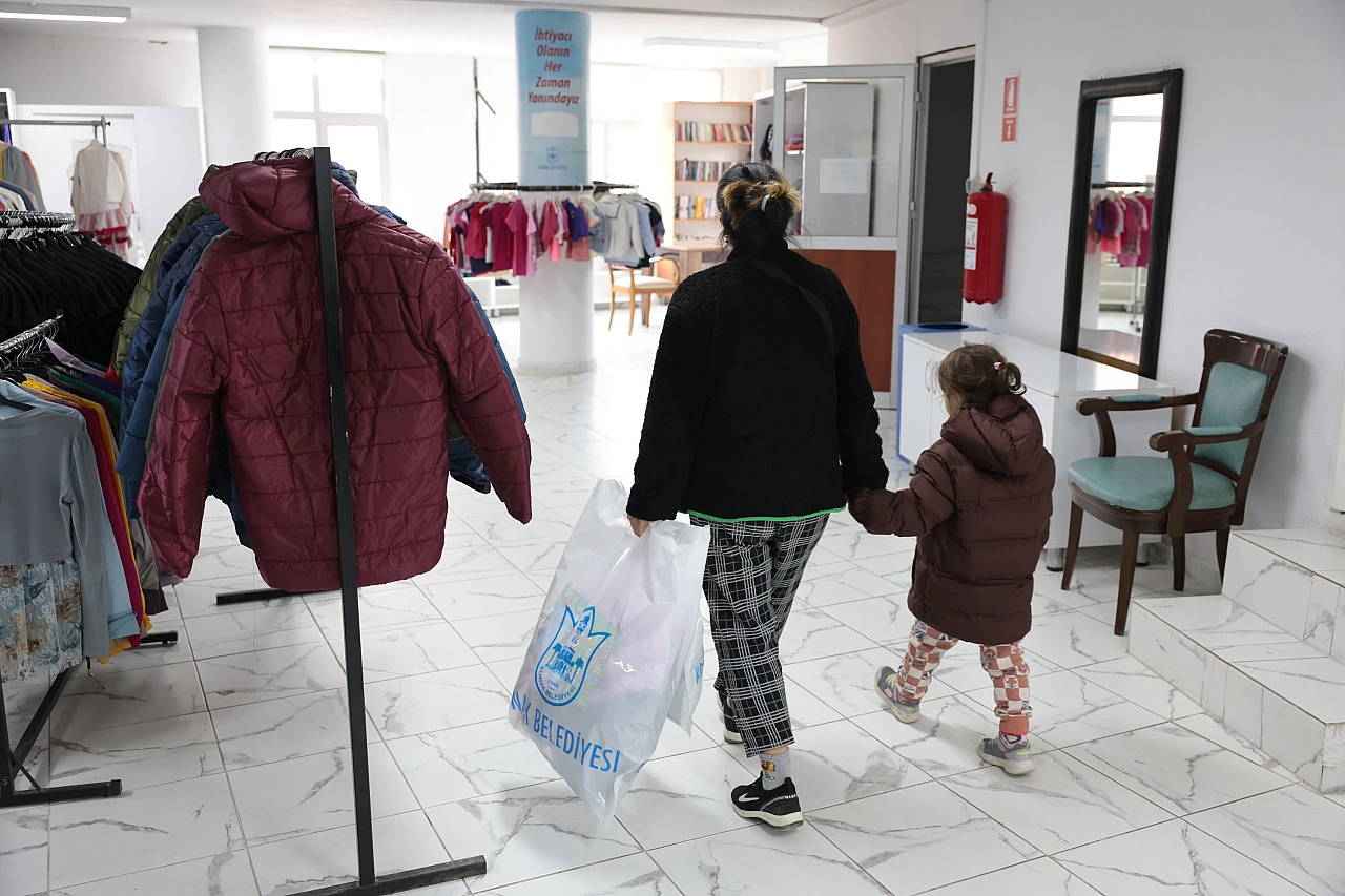 Konak Belediyesi, ihtiyaç sahipleri için kışlık giysi desteğini başlattı