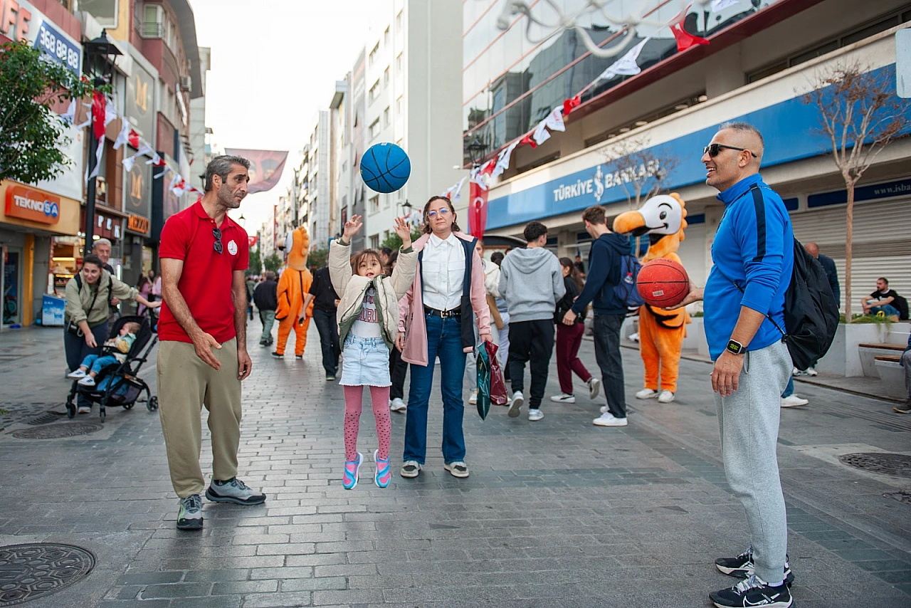 Karşıyaka çarşısında renkli anlar: Hergele meydanına basketbol potası kuruldu