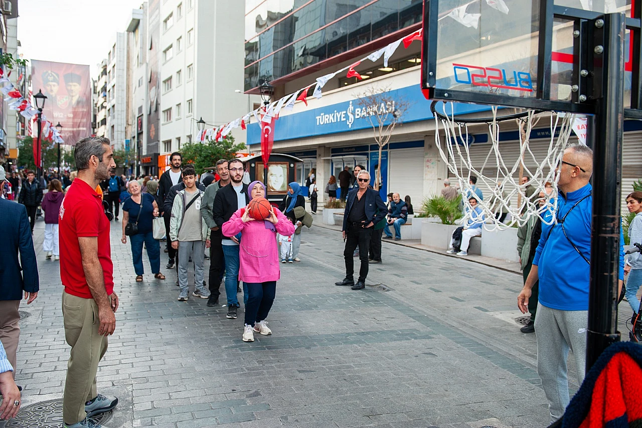 Karşıyaka çarşısında renkli anlar: Hergele meydanına basketbol potası kuruldu