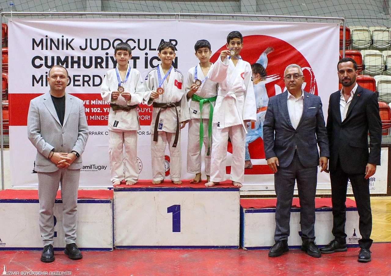 Minik sporcular Cumhuriyet bayramı için ter döktü