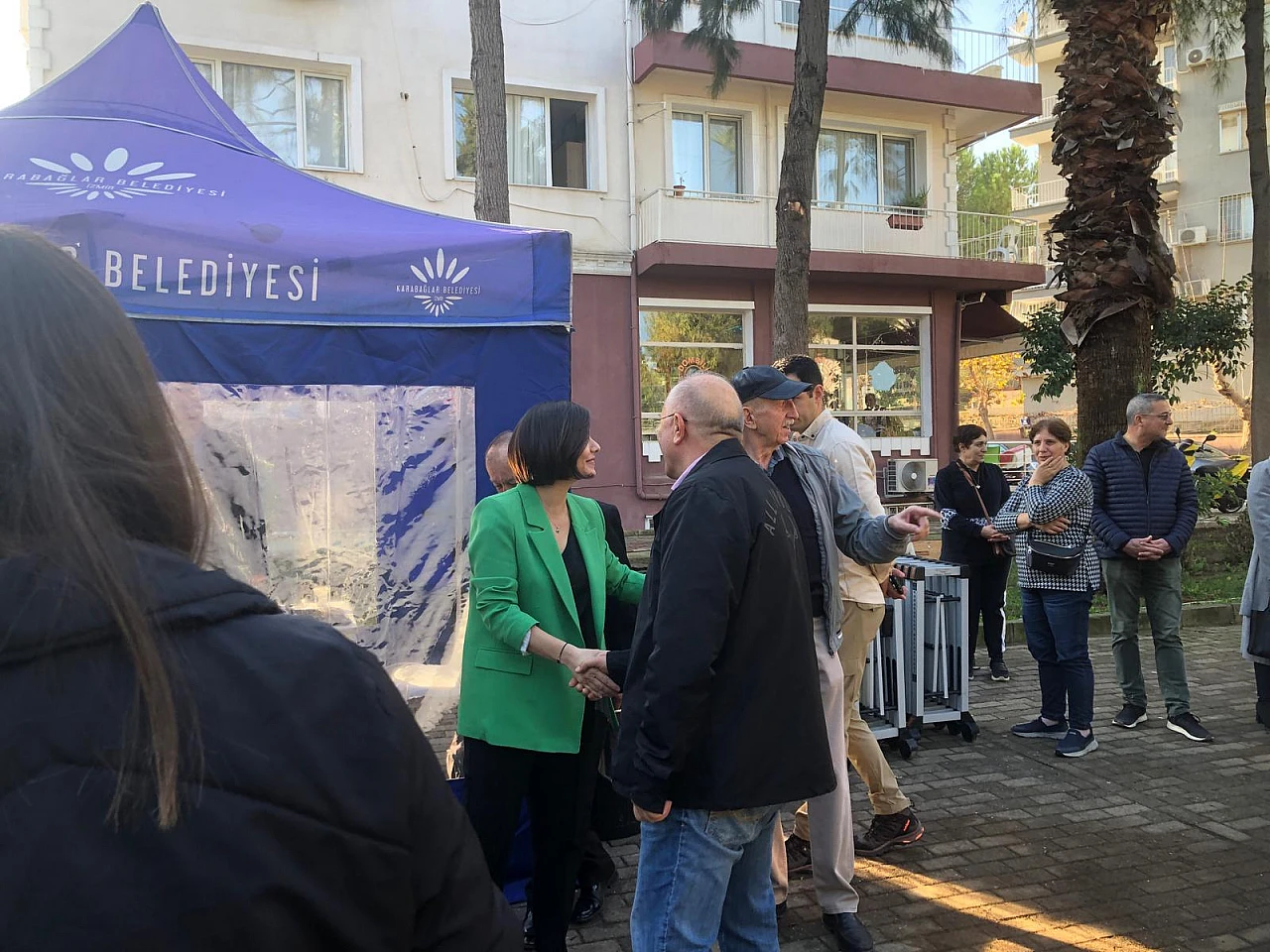 Karabağlar Belediye Başkanı Makamını Sokağa Taşıdı