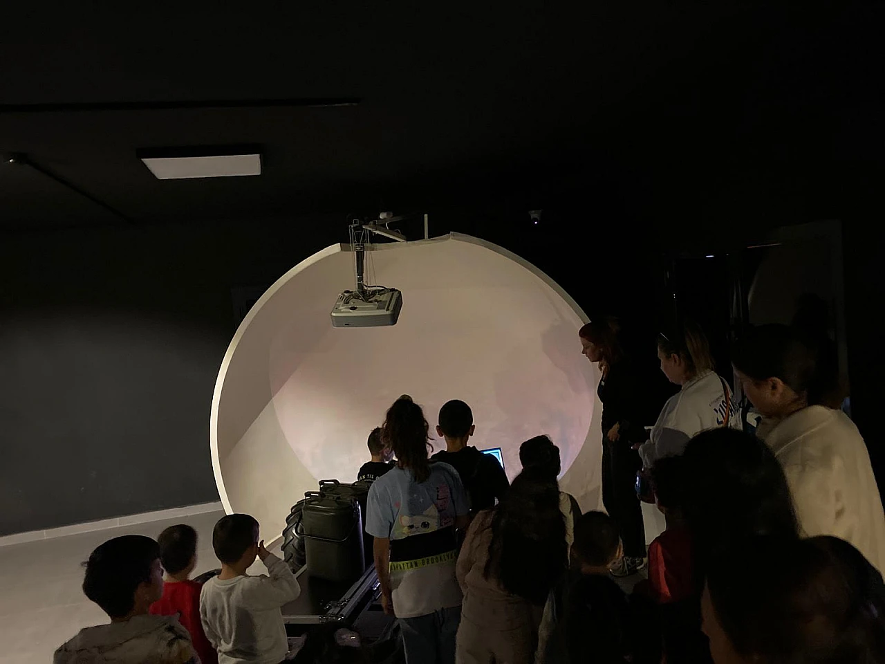 Çiğli'de 650 çocuk hayallerindeki uzayı astronomi kampüsünde çizdi