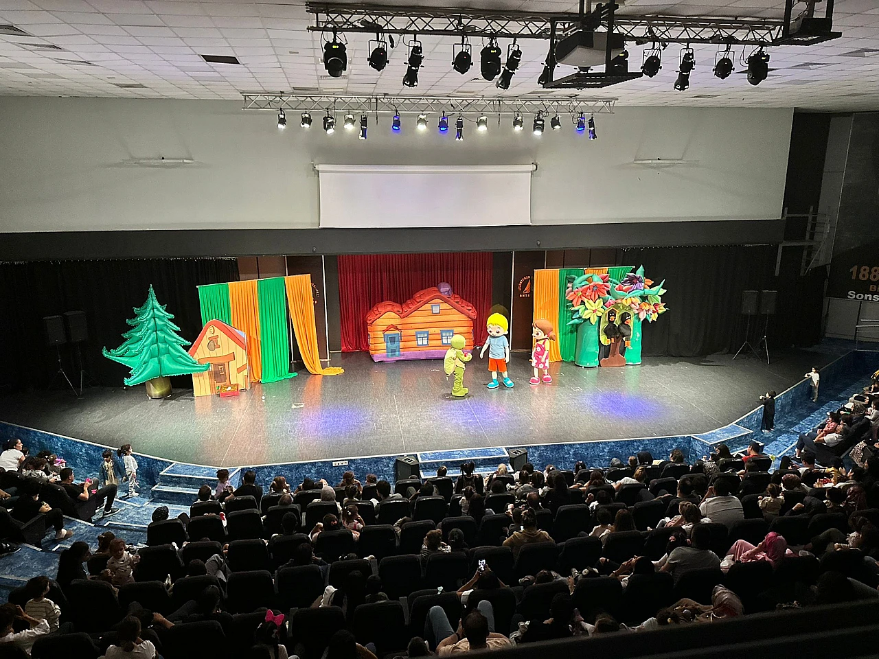 Niloya ve Arkadaşları İzmir'de 'Sürpriz Yumurta' müzikalinin gizemini çözüyor