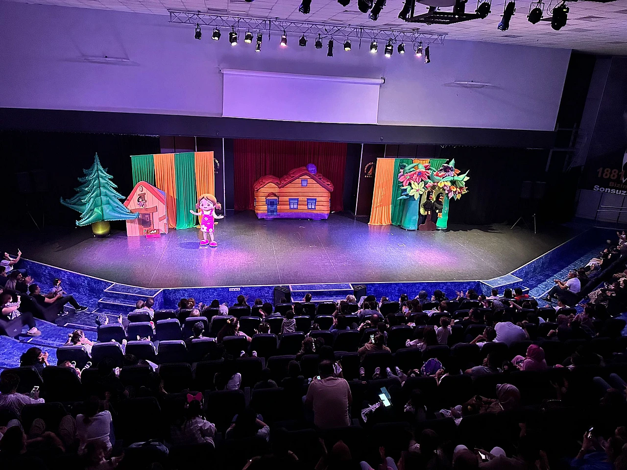 Niloya ve Arkadaşları İzmir'de 'Sürpriz Yumurta' müzikalinin gizemini çözüyor