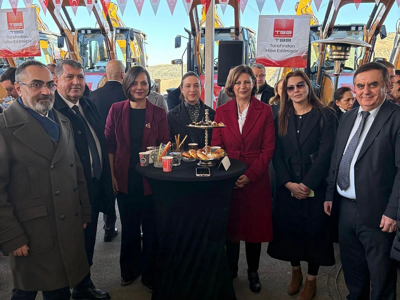 Karabağlar Belediyesi'nin araç filosuna yeni güç: 22 tonluk ekskavatör hizmete giriyor