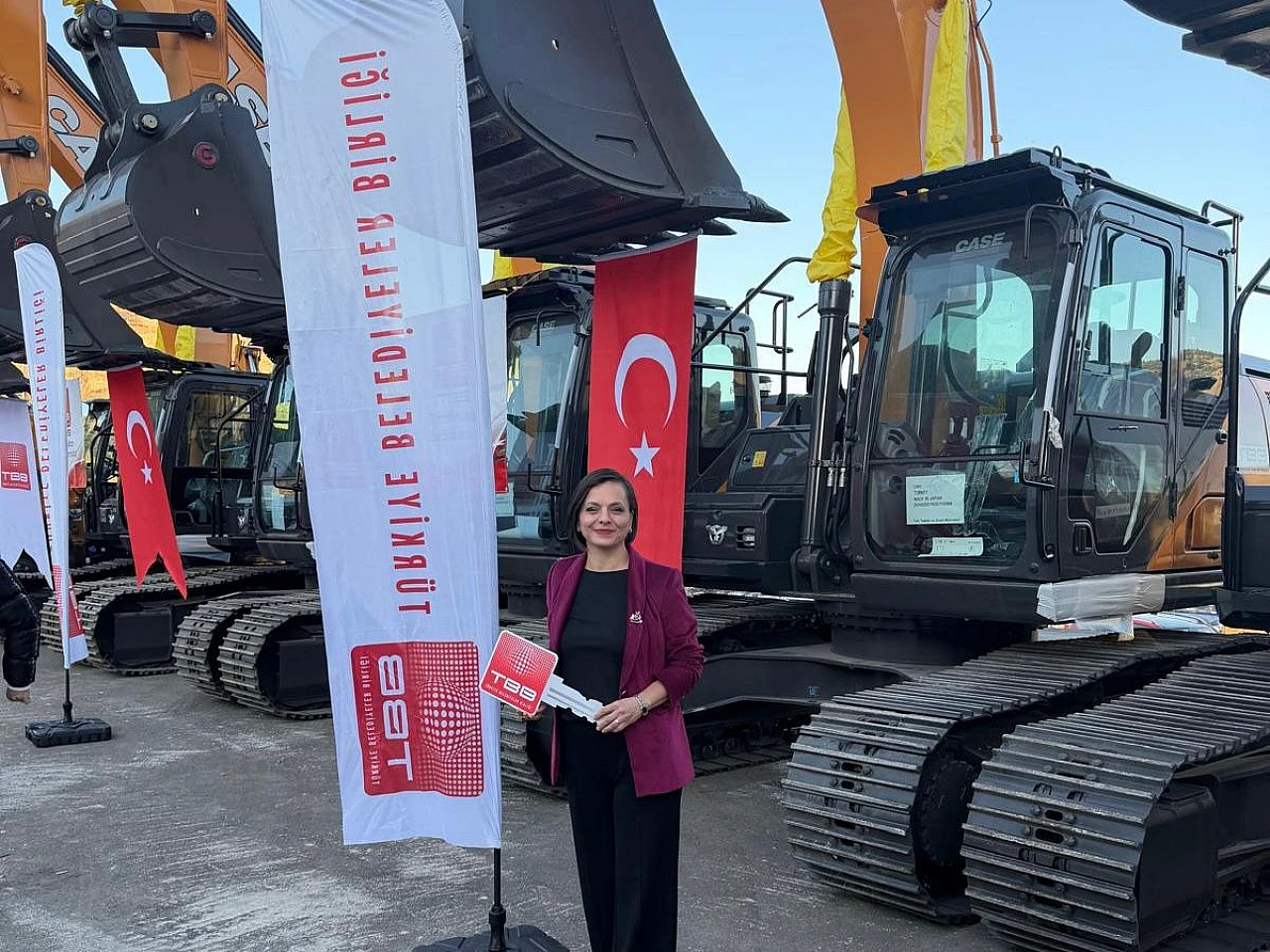 Karabağlar Belediyesi'nin araç filosuna yeni güç: 22 tonluk ekskavatör hizmete giriyor