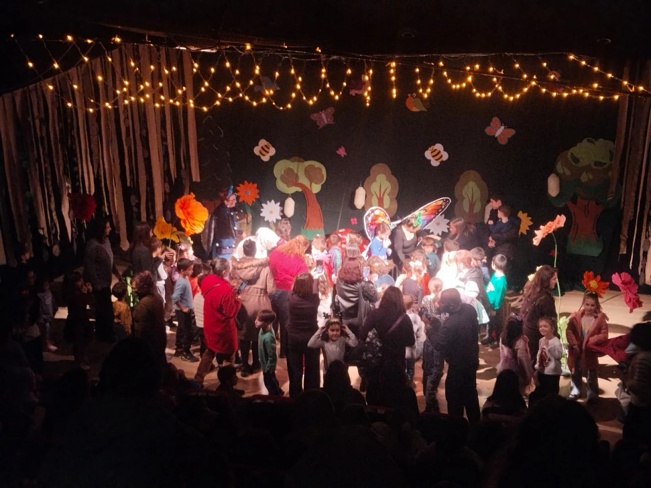 Ayvalık Belediye tiyatrosunun yeni çocuk oyunu 'Tobi ile Lumi' büyük ilgi gördü