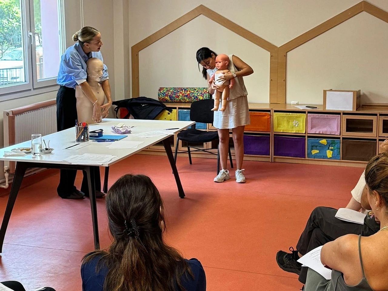 Bayraklı'da anaokulu öğretmenlerine hayat kurtaran ilk yardım eğitimi