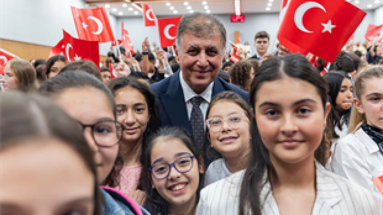 29 Ekim'e özel meclis oturumu: Başkan Tugay gençleri ve çocukları ağırladı