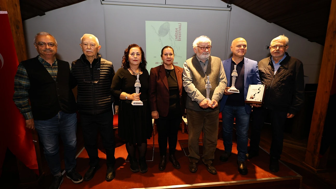 9. İzmir mizah festivali Efes Selçuk'ta devam ediyor: 'Bak Postacı Geliyor' izleyiciden tam not aldı