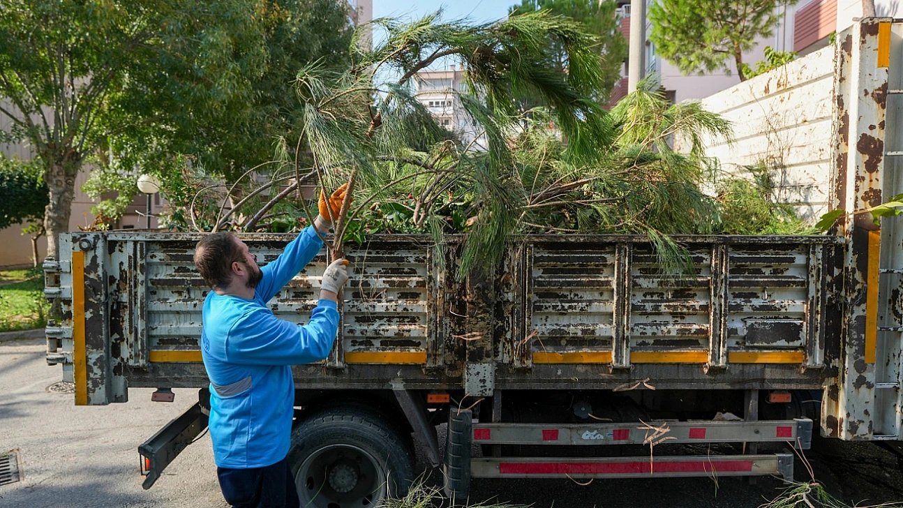 Gaziemir Belediyesi'nden temiz kent uygulaması: Bahçe atıkları randevulu sistemle toplanıyor