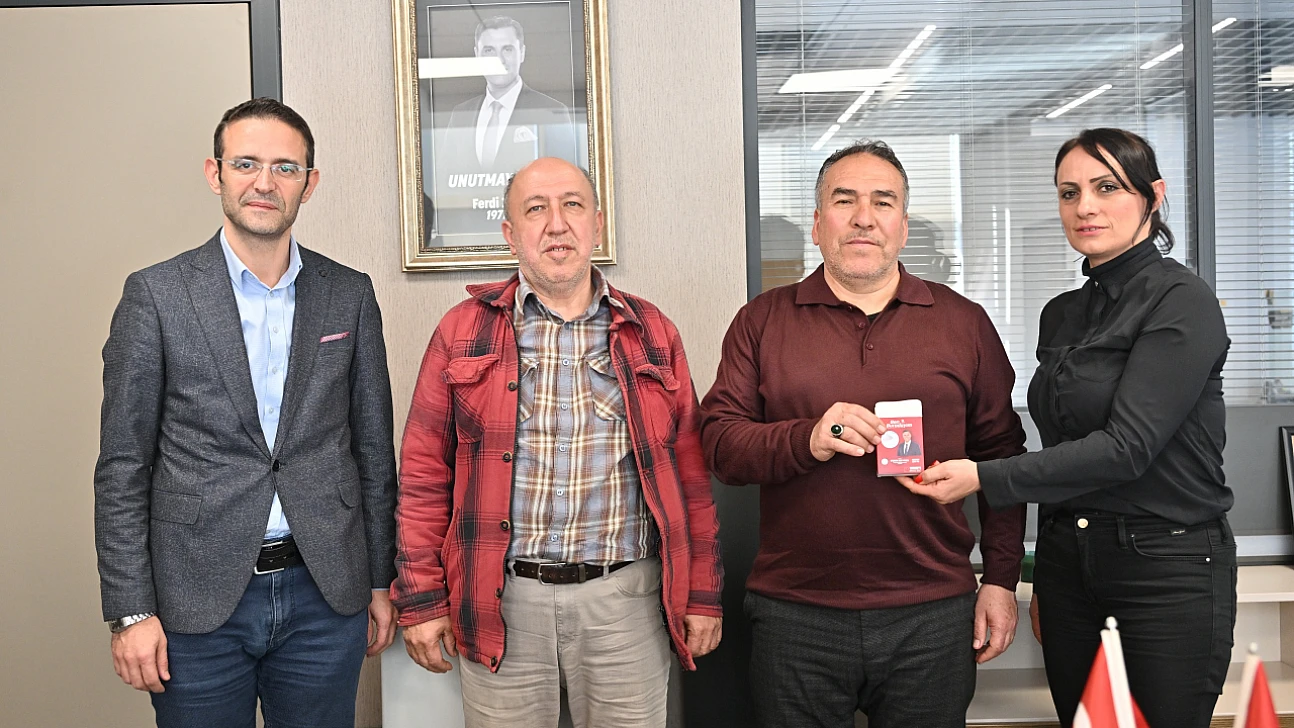 Manisa'da kaybolan Alzheimer hastasına 'Ben Buradayım' takip bilekliği teslim edildi