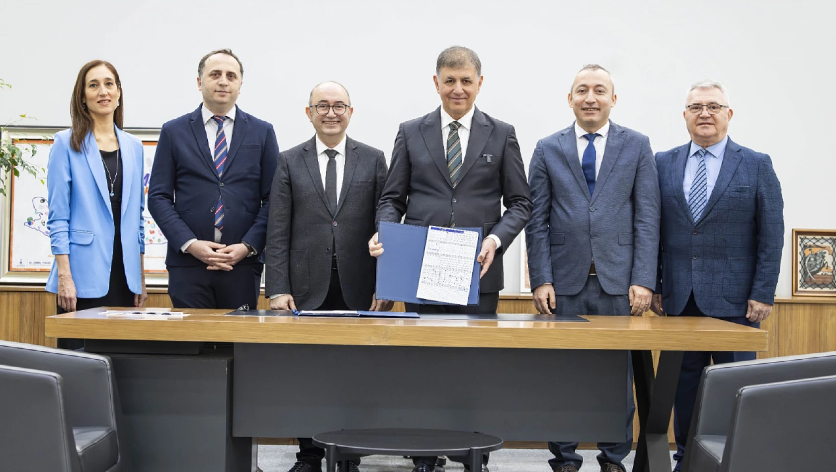 Başkan Tugay'dan Tarihi Ruhsat İmzası