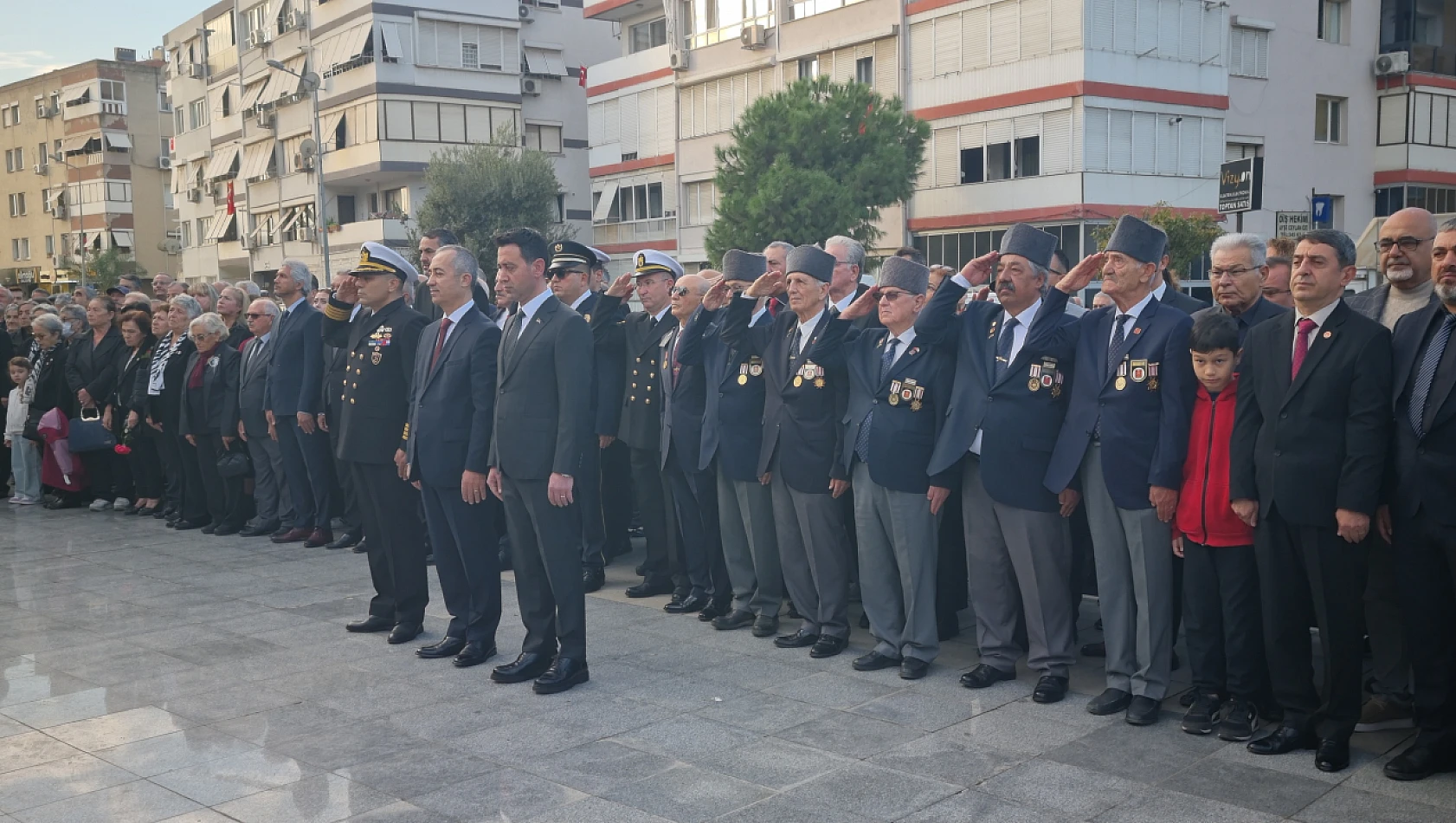 Bayraklı'da 10 Kasımda Ata'ya saygı nöbeti