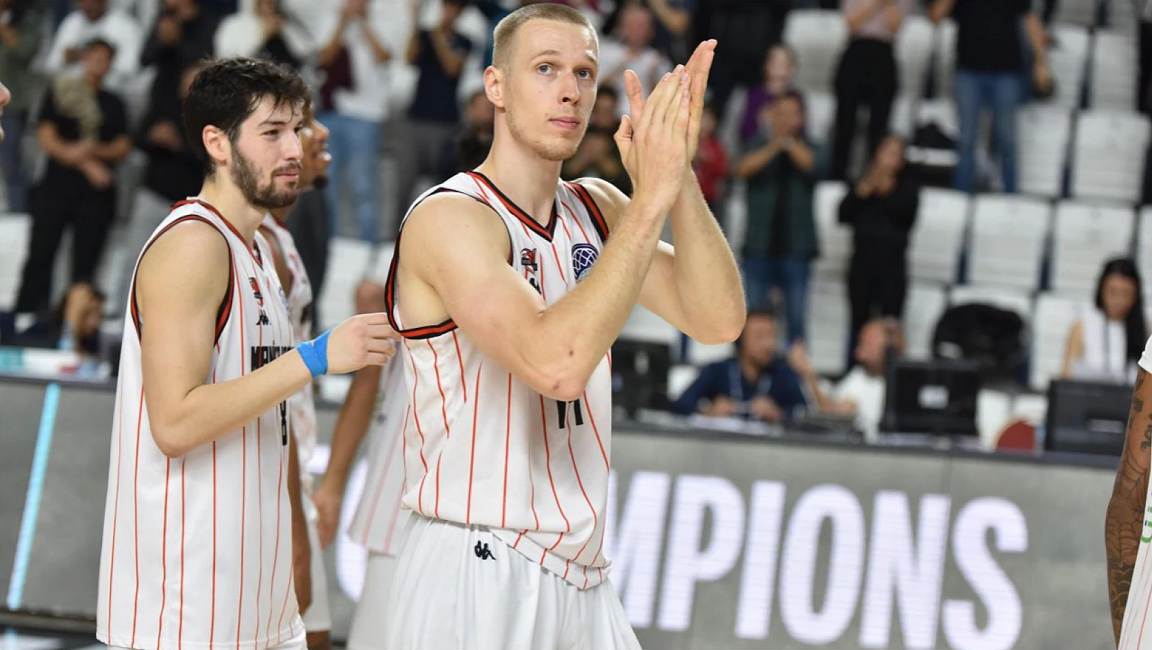 Manisa Basket Peristeri'yi Yendi