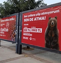 Torbali Belediyesi'nden Sokaklara İronik Mesaj: 'Çöpünüzü Yere Atmayın, Buraya Yakışmıyor!'