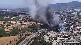 Araç yangını ormanlık alana sıçradı, bölge korku dolu anlar yaşadı