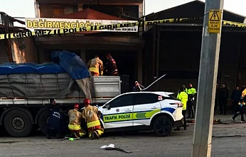 Alaşehir'de polis aracı tıra çarptı: Bir polis şehit oldu, bir polis ağır yaralı