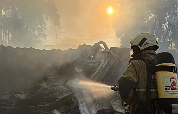 Bayraklı'daki konteyner yangını itfaiyenin hızlı nüdahalesiyle kontrol altına alındı