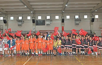 Çiğli'de Cumhuriyet coşkusu futsal sahasında zirveye taşındı
