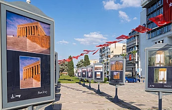 Gazeteci Korcan Karar'ın 'Anıtkabir' sergisi İzmir'de açıldı