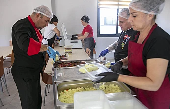 İhtiyaç sahiplerine günlük sıcak yemek hizmeti devam ediyor