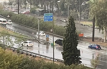 İzmir'de etkili sağanak: Yollar göle döndü