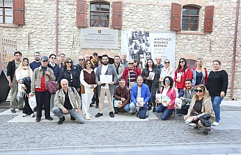 İzmirli turist rehberlerinden Efes tarlası yaşam köyüne eğitim ziyareti