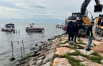 Karşıyaka sahilindeki kaçak iskelelerin yıkımına başlandı