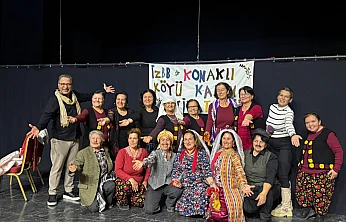 Köy kadınlarının sahne performansı izleyiciden tam not aldı