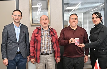 Manisa'da kaybolan Alzheimer hastasına 'Ben Buradayım' takip bilekliği teslim edildi