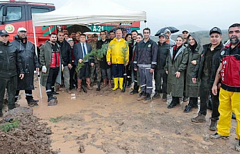 Menemen'de fidanlar yeşil vatan için toprakla buluştu