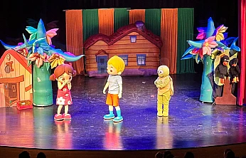 Niloya ve Arkadaşları İzmir'de 'Sürpriz Yumurta' müzikalinin gizemini çözüyor