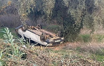 Tire'de otomobil tarla zeminine uçtu