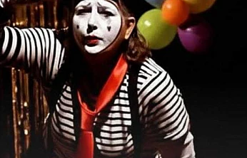 Ürkmez Kadın Tiyatrosu'ndan miniklere kahkaha dolu oyun: 'Gülmeyi Unutan Pando'