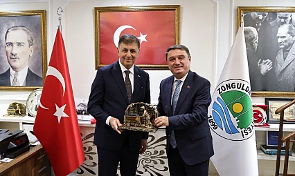 Başkan Cemil Tugay: 'Sağlık alanında yerel yönetimlere daha fazla yetki verilmeli'